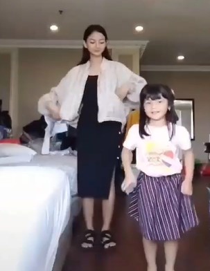 10 Potret pemain Elsa & Reyna Ikatan Cinta di luar syuting, kompak pol