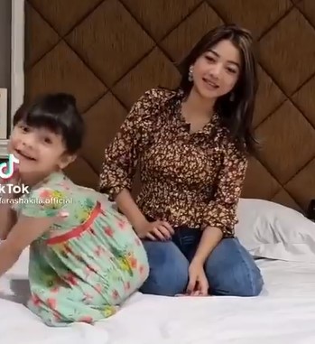 10 Potret pemain Elsa & Reyna Ikatan Cinta di luar syuting, kompak pol