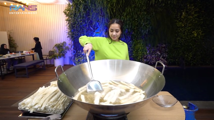 10 Momen Nagita Slavina masak besar, satu hari buat ratusan camilan