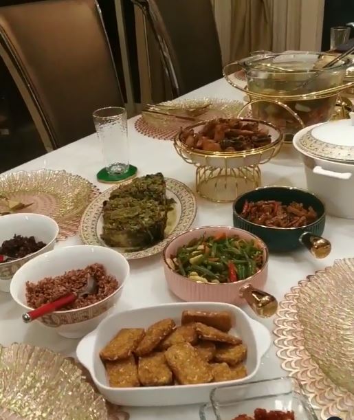 Potret sederhana Ashanty buka puasa di meja makan dapur, tuai pujian