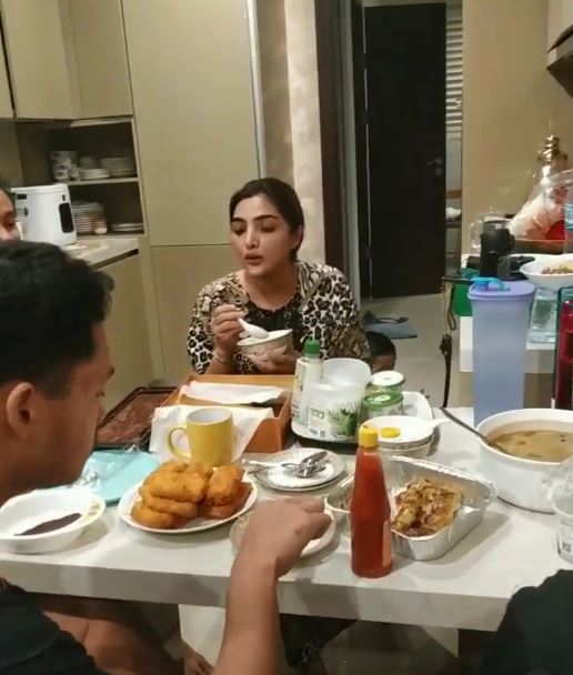 Potret sederhana Ashanty buka puasa di meja makan dapur, tuai pujian