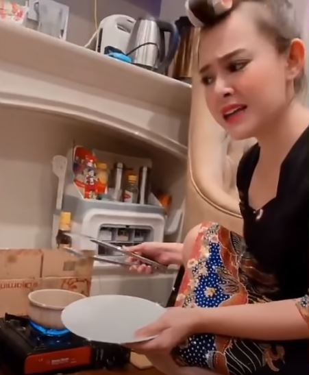 10 Momen pemain Ikatan Cinta buka puasa di lokasi syuting, seru abis