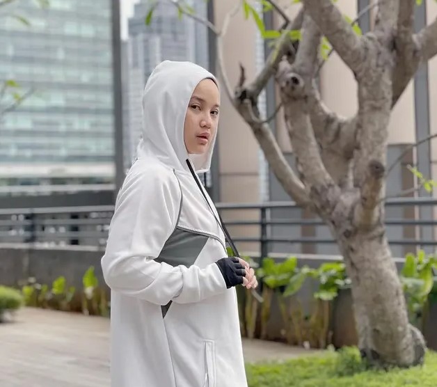8 Gaya Chacha Frederica saat olahraga, hoodienya curi perhatian