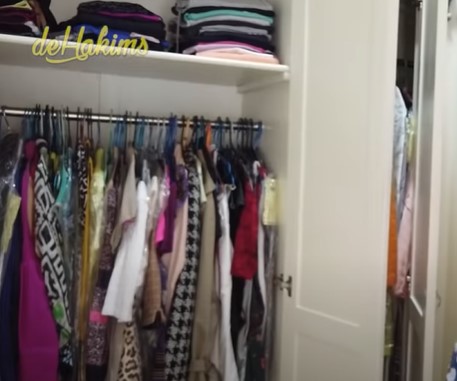 8 Potret walk in closet Iis Dahlia, penuh koleksi kostum manggung