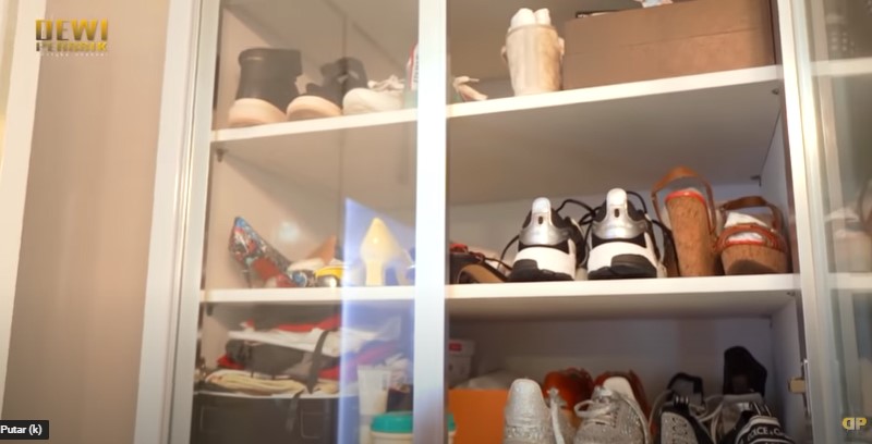 8 Potret walk in closet Iis Dahlia, penuh koleksi kostum manggung