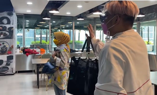6 Momen Rieta Amilia tunjukkan kado ulang tahun dari Nagita Slavina