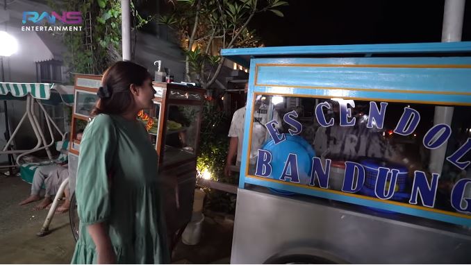 10 Momen Nagita Slavina borong jajanan gerobak, traktir satu kompleks