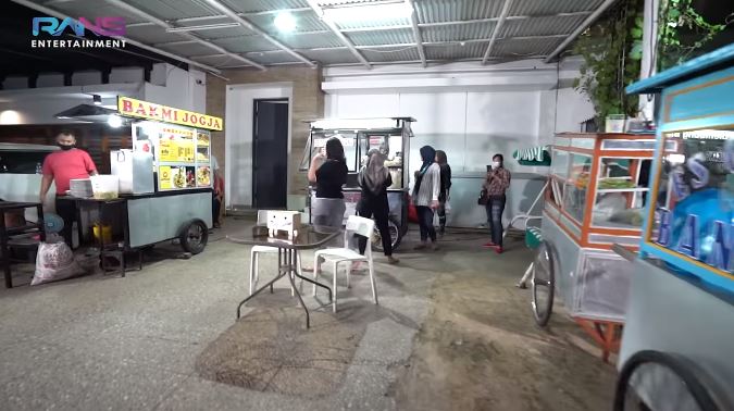 10 Momen Nagita Slavina borong jajanan gerobak, traktir satu kompleks