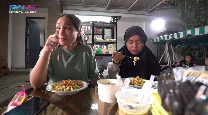 10 Momen Nagita Slavina borong jajanan gerobak, traktir satu kompleks