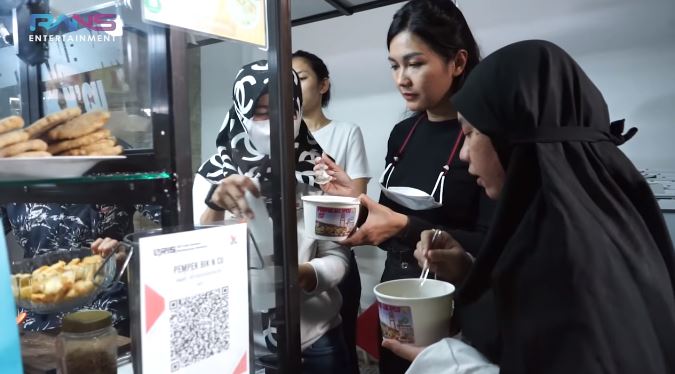 10 Momen Nagita Slavina borong jajanan gerobak, traktir satu kompleks