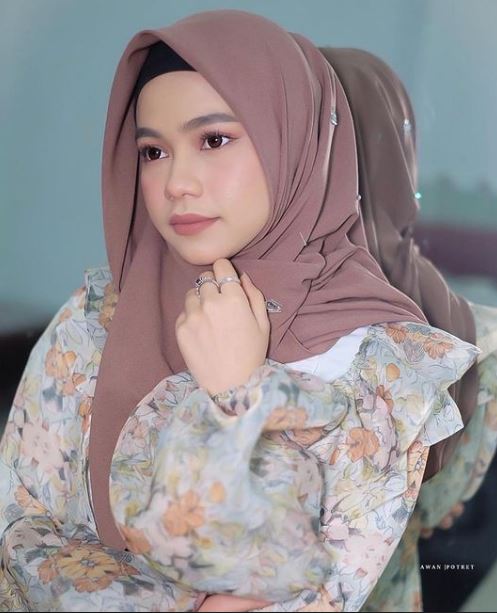 Gaya anggun 15 pedangdut saat kenakan hijab, meneduhkan
