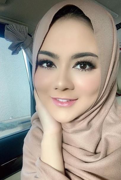 Gaya anggun 15 pedangdut saat kenakan hijab, meneduhkan