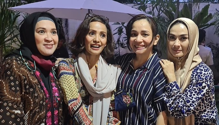 Gaya anggun 15 pedangdut saat kenakan hijab, meneduhkan
