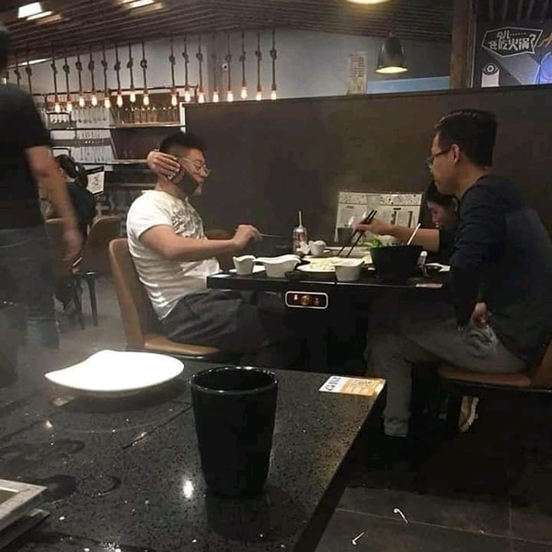 10 Momen nggak biasa makan bareng-bareng ini lucunya bikin geregetan