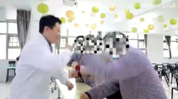 Viral aksi dokter di China lakukan orangutan dance, jadi obat mental