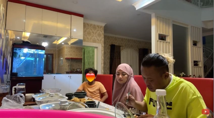 8 Momen buka puasa Sule dan Nathalie Holscher, menunya curi perhatian