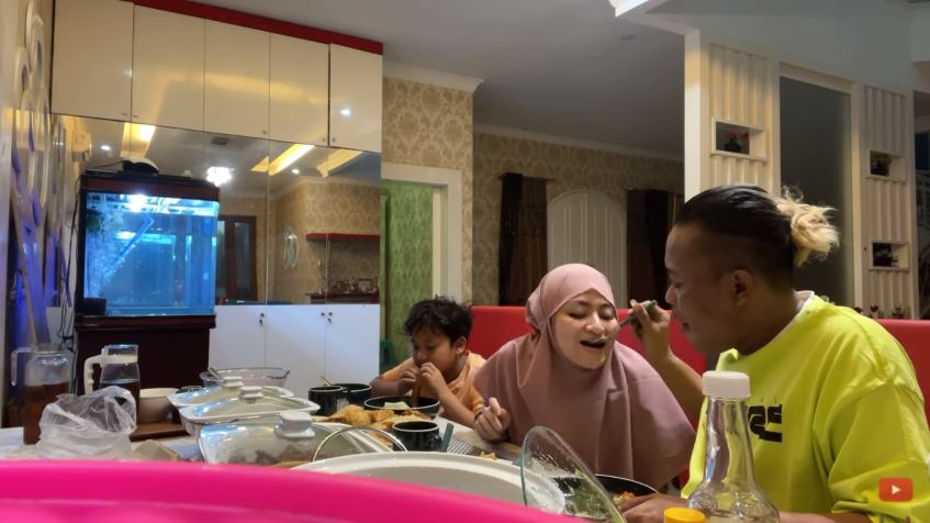 8 Momen buka puasa Sule dan Nathalie Holscher, menunya curi perhatian