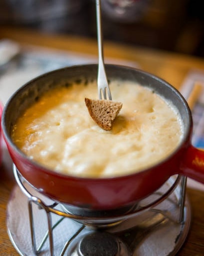 8 Bahaya makan keju berlebihan, tingkatkan risiko sakit jantung
