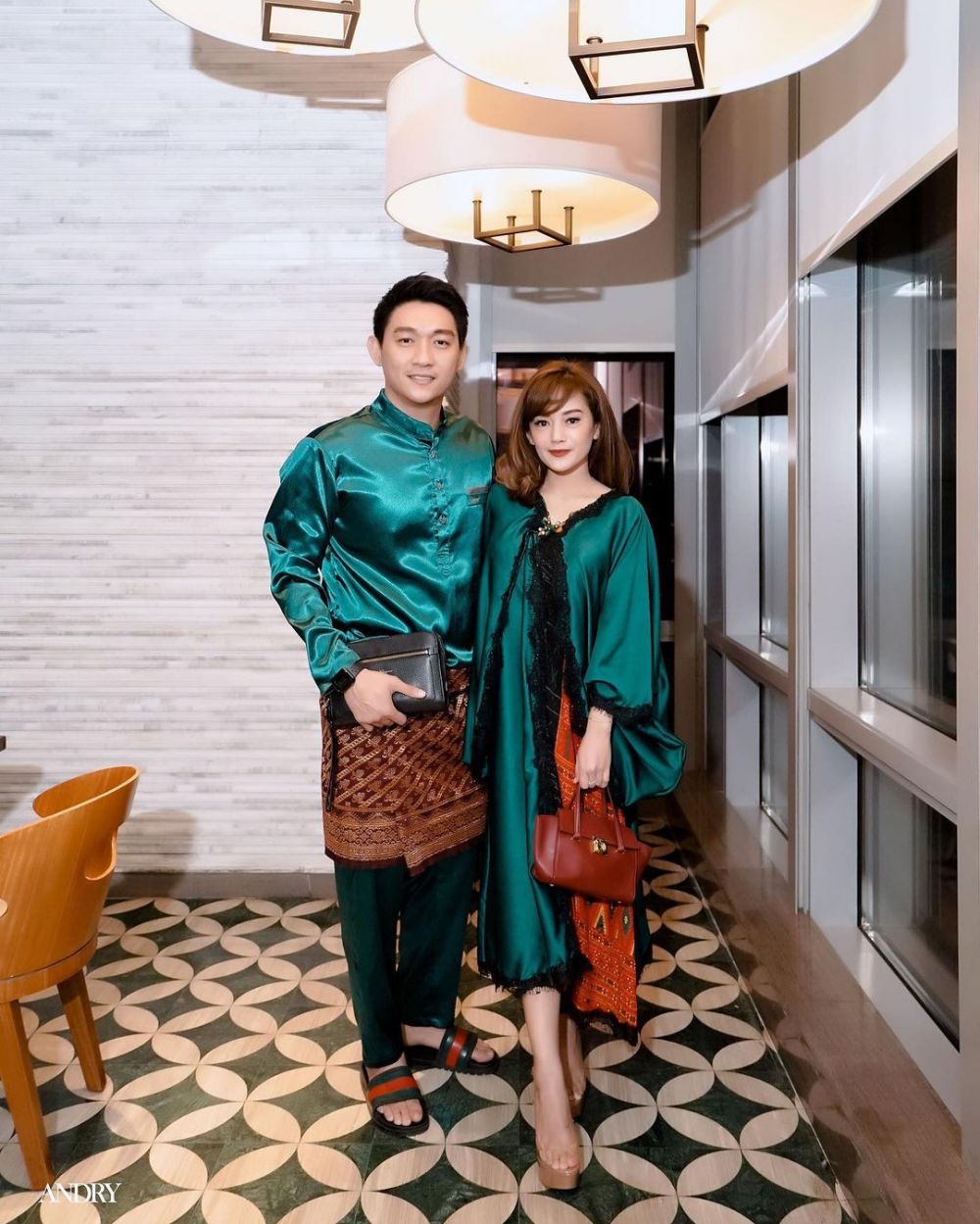 Potret 10 musisi ganteng kembaran baju dengan pasangan, sweet abis