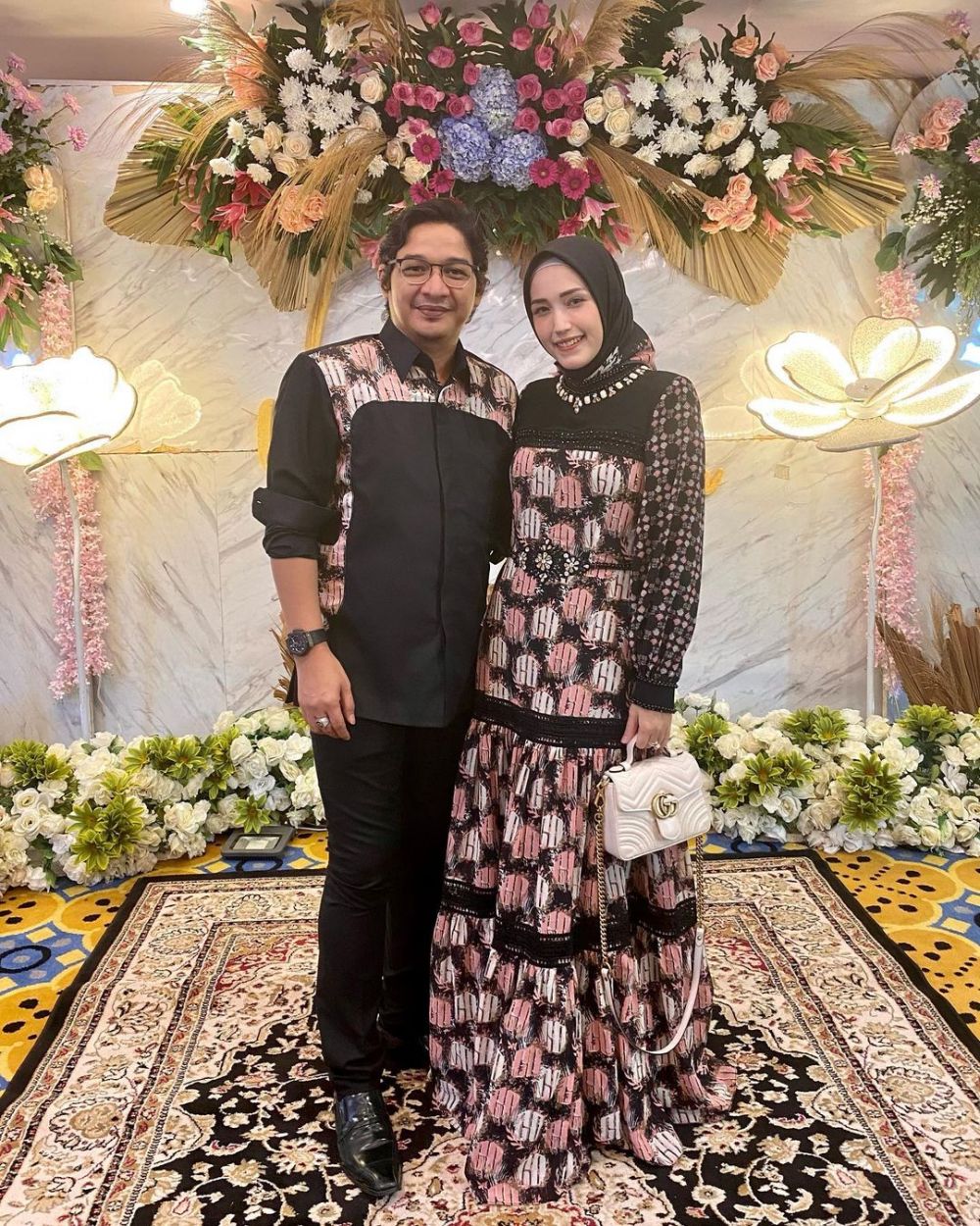 Potret 10 musisi ganteng kembaran baju dengan pasangan, sweet abis