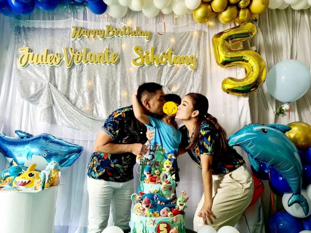 Potret 10 musisi ganteng kembaran baju dengan pasangan, sweet abis