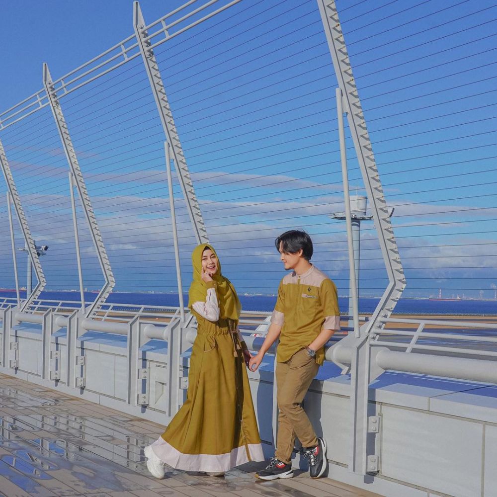 Potret 10 musisi ganteng kembaran baju dengan pasangan, sweet abis