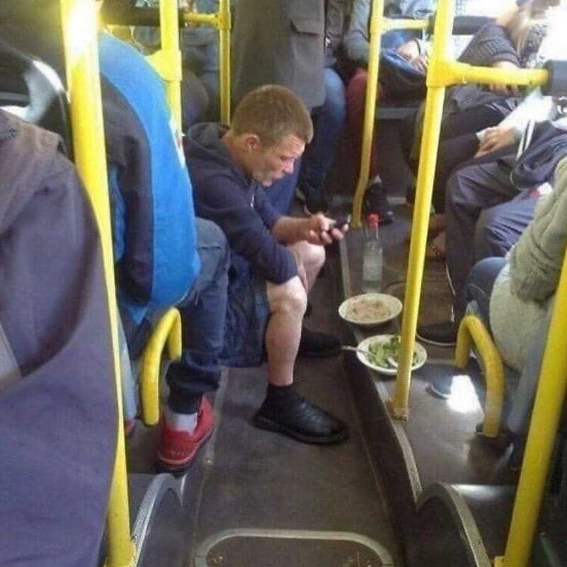 10 Aksi terlalu santai penumpang angkutan umum ini bikin ngakak