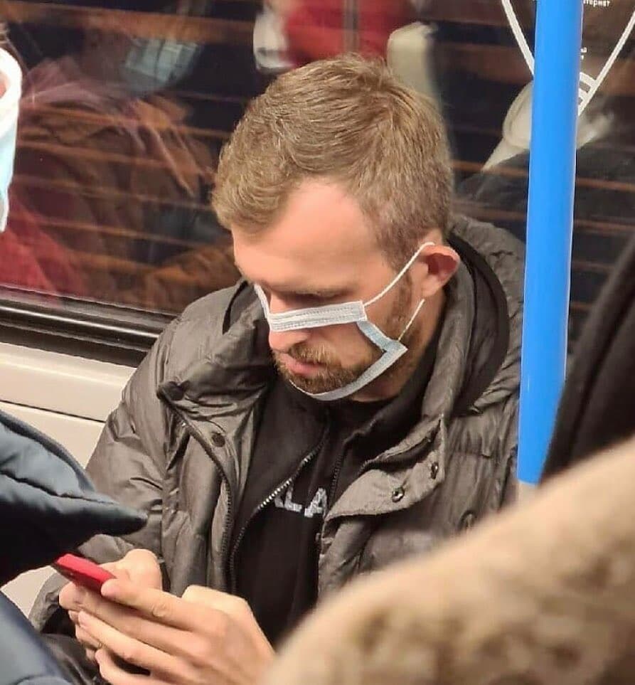 10 Aksi terlalu santai penumpang angkutan umum ini bikin ngakak