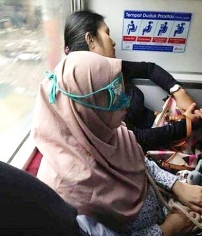 10 Aksi terlalu santai penumpang angkutan umum ini bikin ngakak