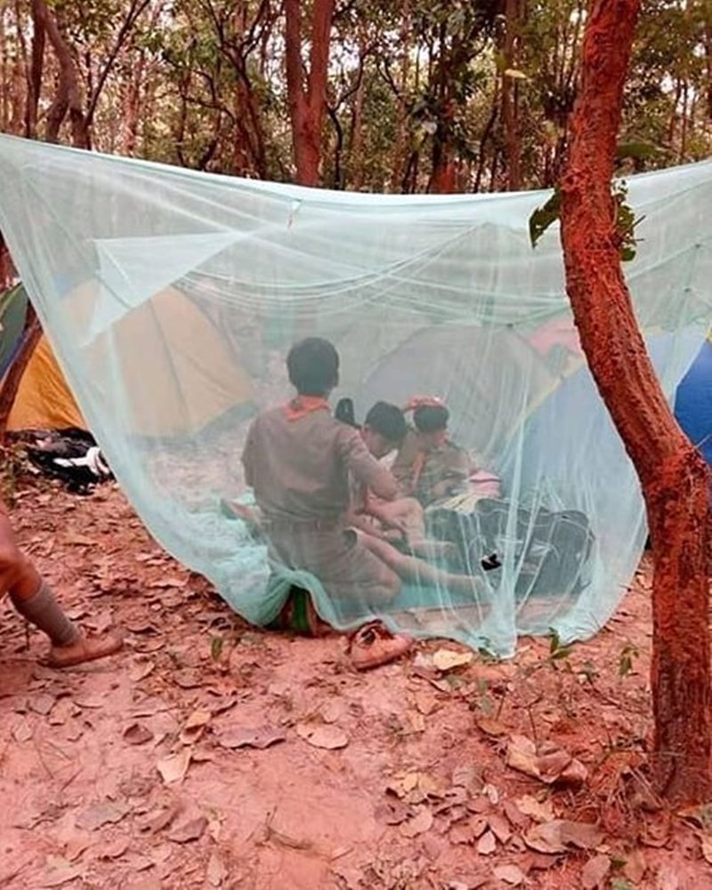 20 Momen nggak biasa saat kemah, ada yang pakai kelambu