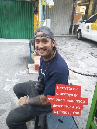 Potret 7 seleb ganteng nggak gengsi jajan di warung kaki lima