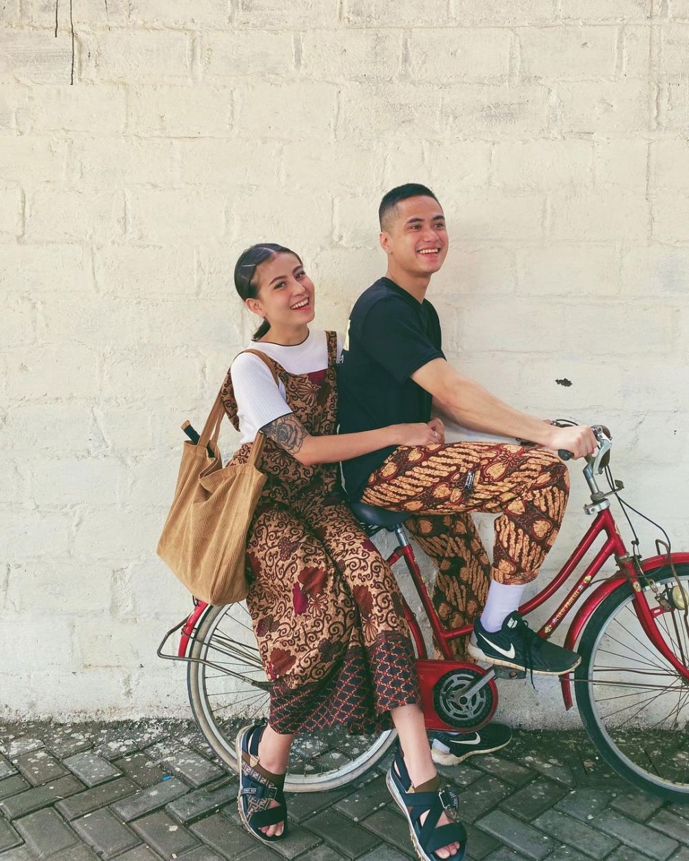 9 Gaya OOTD Awkarin memakai batik, stylish