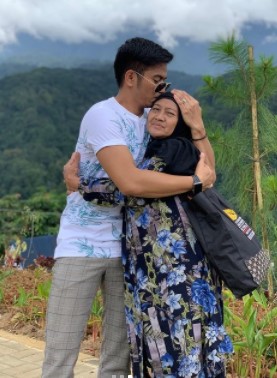 Potret 10 penyanyi dangdut pria dan ibunya yang jarang tersorot