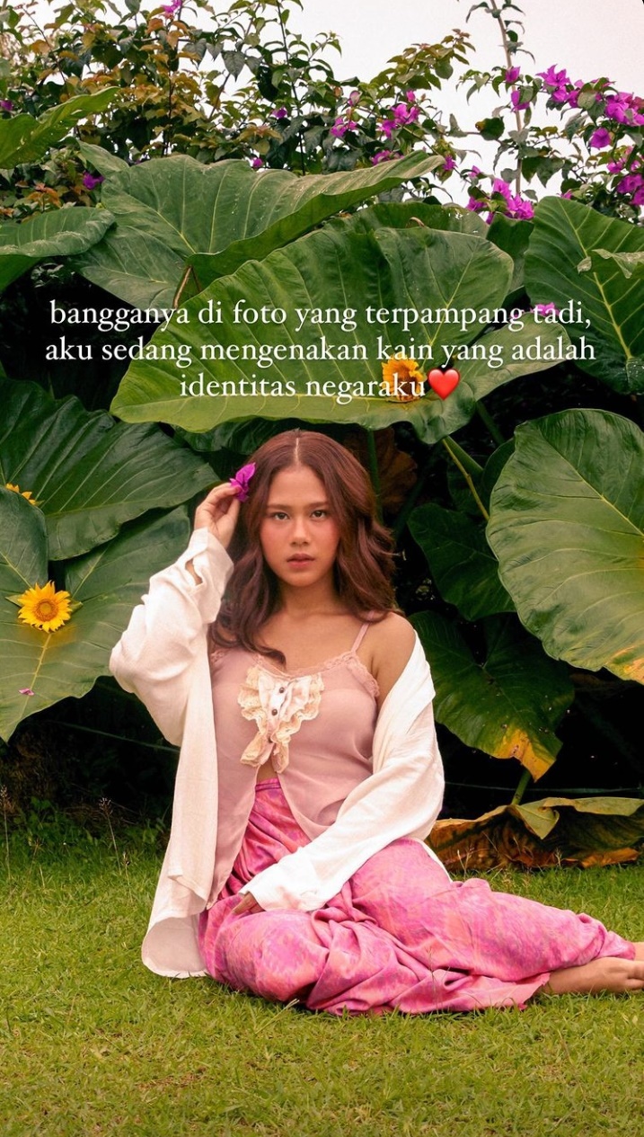 Heboh wajah Nadin Amizah terpampang di Times Square New York