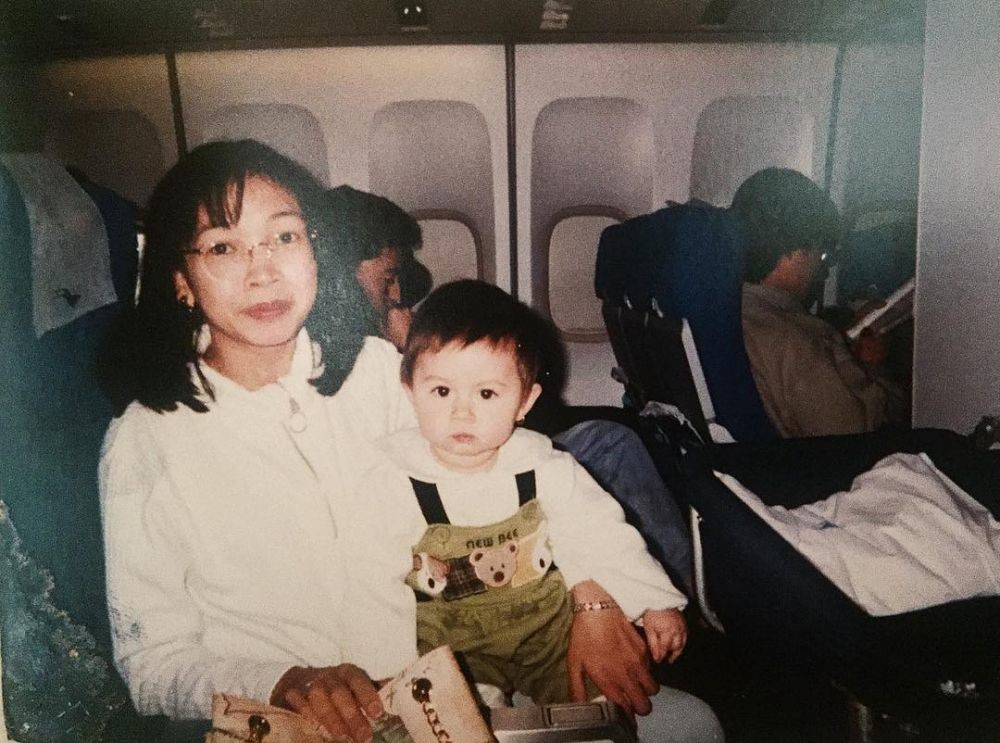 Potret masa kecil 10 presenter bareng ibunda ini curi perhatian