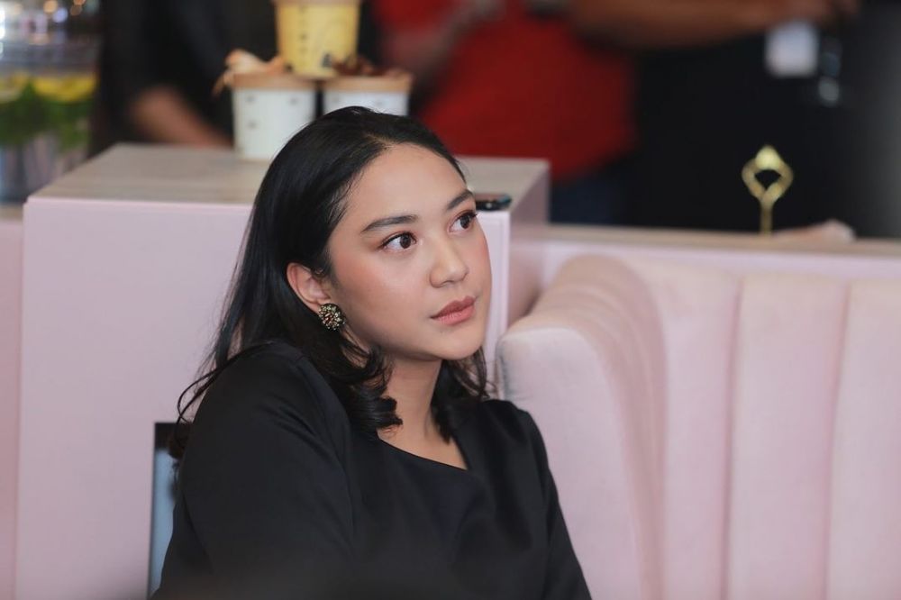 8 Potret Putri Tanjung bermakeup tebal, tampilannya kian memesona