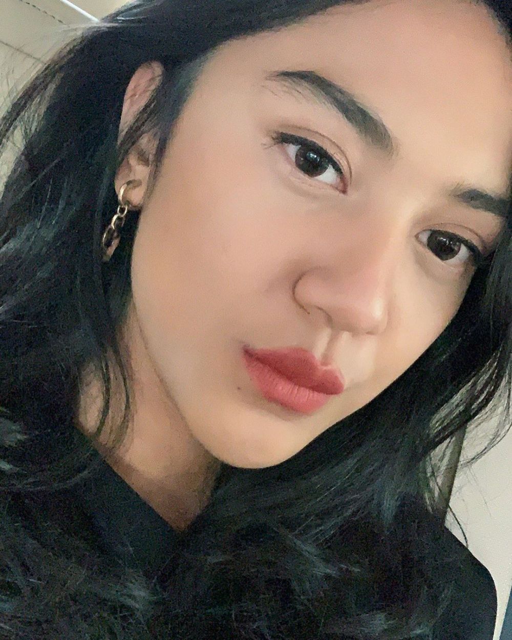 8 Potret Putri Tanjung bermakeup tebal, tampilannya kian memesona