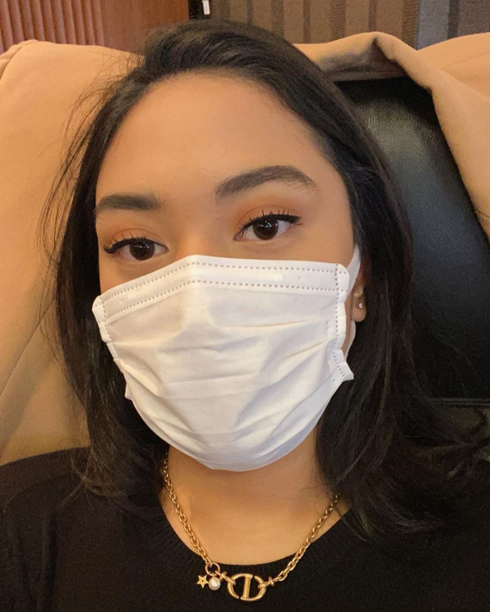 8 Potret Putri Tanjung bermakeup tebal, tampilannya kian memesona