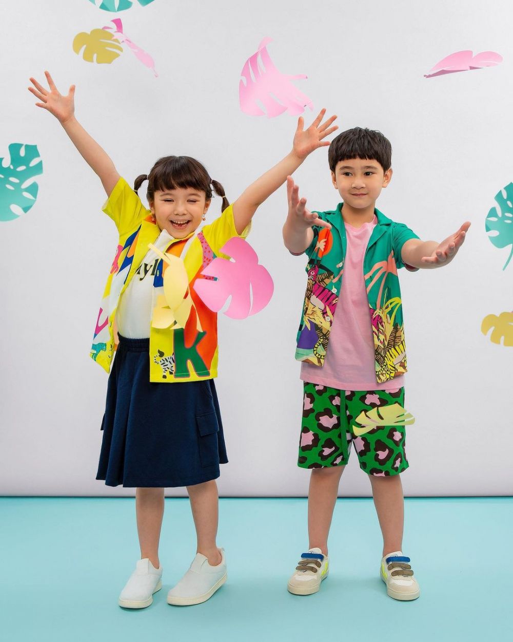 10 Gaya Rafathar dan Gampita pemotretan bareng, jadi model baju anak