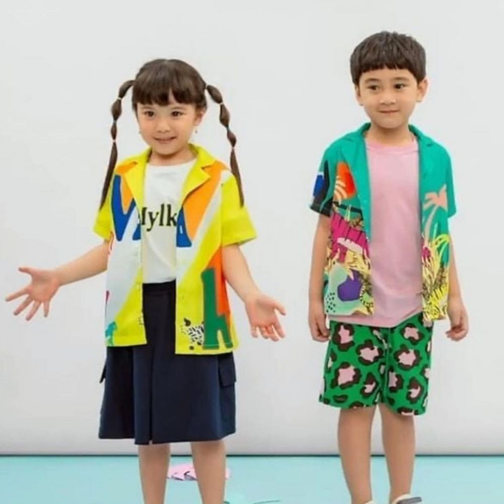 10 Gaya Rafathar dan Gampita pemotretan bareng, jadi model baju anak