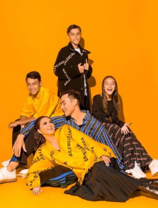 10 Gaya pemotretan terbaru keluarga Darius Sinathrya, penuh warna