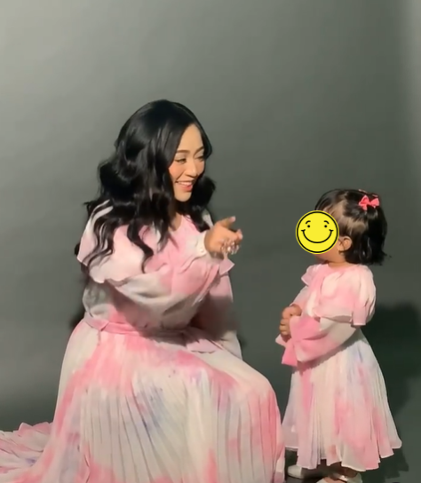 9 Gaya pemotretan Rachel Vennya dan putrinya, kompak kembaran baju