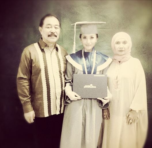 10 Potret lawas penyanyi cantik saat wisuda, pesonanya terpancar