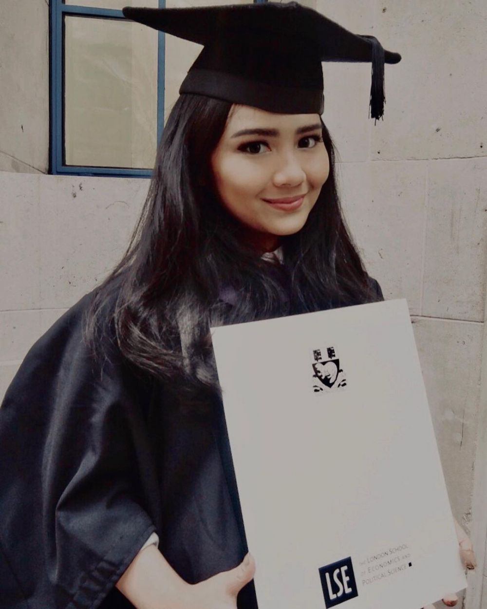 10 Potret lawas penyanyi cantik saat wisuda, pesonanya terpancar