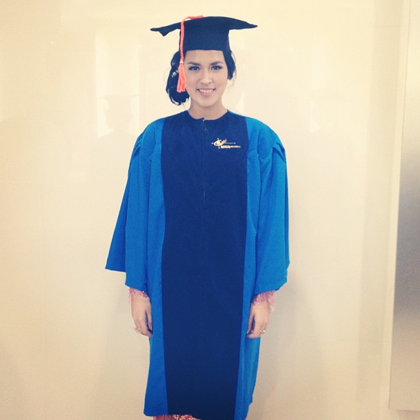 10 Potret lawas penyanyi cantik saat wisuda, pesonanya terpancar