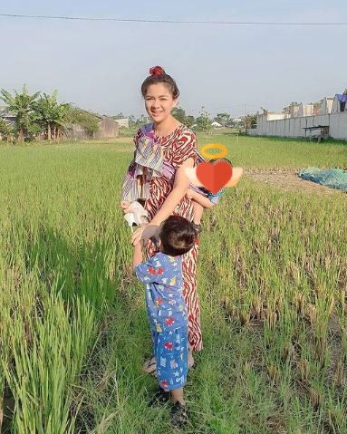 7 Potret Vicky Shu gendong anak pakai jarik, jadi sorotan