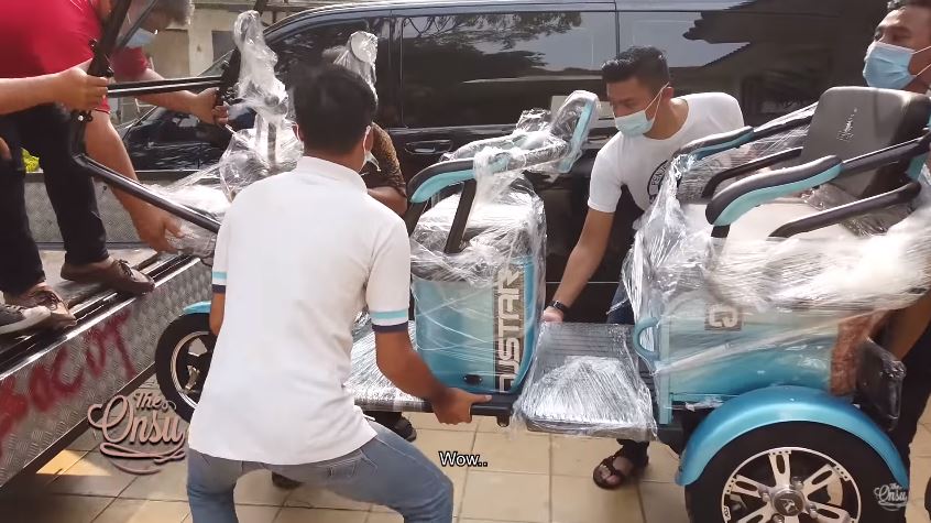 8 Momen Ruben Onsu beli Tuk Tuk, langsung coba keliling kompleks