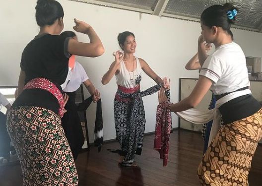 6 Potret Prisia Nasution menari tradisional, luwes dan menawan