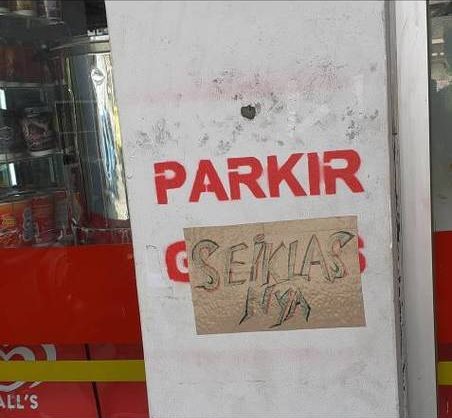 10 Tulisan lucu parkir gratis ini bikin pengemudi mikir keras