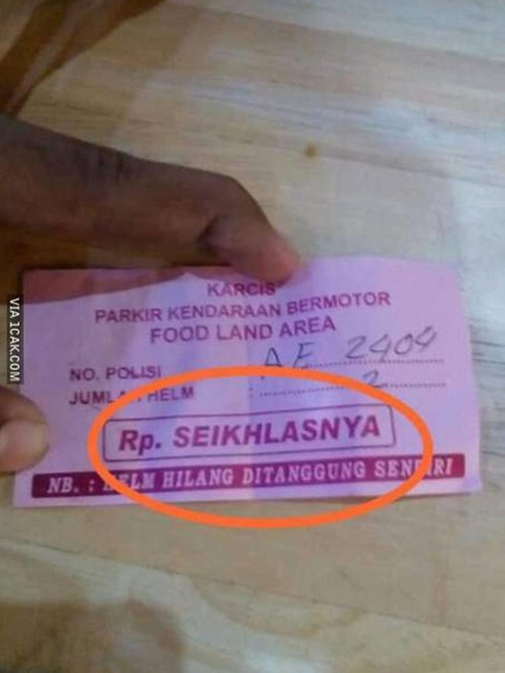 10 Tulisan lucu parkir gratis ini bikin pengemudi mikir keras